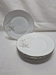 Jogo de 6 pratos rasos de mesa em porcelana Beatriz, floral, relevos na borda e friso prata. Medindo 24cm de diâmetro. Desgaste no friso.