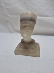 Linda escultura do busto da rainha egípcia Nefertiti, esculpido em alabastro. Medindo 14cm de altura.