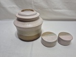 Jogo de 3 potes em cerâmica vitrificada. Medindo o potiche maior 16cm de bojo x 13cm de altura.