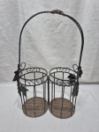 Lindo suporte para 2 copos em metal com fundo em palhinha trançada. Medindo 24cm x 12cm x 38cm de altura.