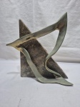 Escultura abstrata em bronze, com fundo em mármore. Medindo 28cm de largura x 29cm de altura. Peça pesada.