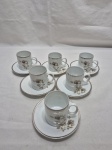 Jogo de 6 xícaras de café em porcelana Renner Medaillon floral com friso prata. Medindo 5cm x 5,5cm de altura.