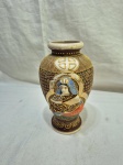Lindo vaso floreira em porcelana japonesa trabalhada com relevo. Medindo 10,5cm de bojo x 19,5cm de altura.