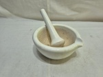Antigo pilão com pistilo em porcelana branca. Medindo 13,5cm x 6,5cm de altura.