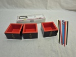 Lote de 4 pares de hashi em resina, 3 bowls em laca e mini potes para shoyo. Medindo 8cm x 8cm x 5cm de altura.