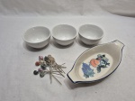 Lote de 3 bowls e petisqueira em porcelana, e 12 espetos de petisco em metal com pega de pedra. Medindo a petisqueira 22cm x 10cm x 4cm de altura.