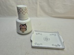 Lote de moringa (jarra com copo) e bandeja em porcelana. Medindo a petisqueira 18cm x 13,5cm.