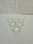 Jogo de 6 copos de suco em cristal incolor com base moldado. Medindo 7cm x 11cm de altura.