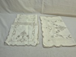 Conjunto de 4 jogos americanos e 1 caminho de mesa em linh com bordados padão Ilha da Madeira. Medindo o caminho de mesa 100cm x 40cm. Peças com marcas de guardado.
