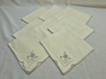 Jogo de 8 guardanapos em linho com bordados. Medindo 40cm x 40cm. Peças com marcas de guardado.