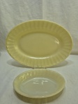 Jogo de 2 travessas ovais em vidro opalinado Colorex creme com borda gomada, sendo uma rasa e uma funda. Medindo 36cm x 26cm, 21cm x 14,5cm x 3,5cm de altura.