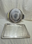 Lote de bandeja redonda com 2 alças e tabuleiro retangular em aço inox. Medindo 46,5cm x 31,5cm, 34cm de diâmetro.