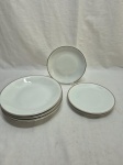 Jogo de 6 pratos em porcelana Renner Donaire, friso prata. Sendo 3 de sobremesa e 3 fundos. Medindo sopa 22cm de diâmetro, sobremesa 17,5cm de diâmetro.