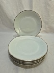 Jogo de 5 pratos rasos de mesa em porcelana Renner Donaire, friso prata. Medindo 25cm de diâmetro.
