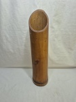 Lindo bengaleiro em madeira tipo bambu. Medindo 13cm x 55cm de altura.