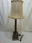 Lindo pé de abajur em metal ao gosto coluna grega, cúpula em tecido. Medindo 55cm de altura, cupula 30cm x 24cm.