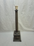 Lindo pé de abajur em metal ao gosto coluna grega. Medindo 55cm de altura. Necessita de restauro.