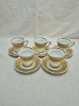 Jogo de 5 xícaras de café em porcelana PA pintada à mão, barra e friso ouro. Medindo 6,5cm x 6,5cm de altura.