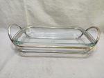 Travessa retangular em vidro temperado com suporte em prata 90. Medindo a travessa 34,5cm x 20,5cm x 5cm de altura. Banho com desgaste.