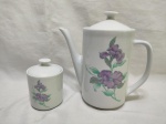 Bule e açucareiro em porcelana Pozzani flor roxa. Medindo o bule 17cm de altura.