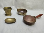 Lote composto de pequeno cachepot em bronze, papa migalha latão cinzelado, etc. Medindo o papa migalhas 21cm de comprimento.