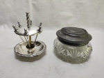 Lote de 6 espetos de petisco com suporte em prata 90 e açucareiro em cristal lapidado com tampa em metal. Medindo o potiche 11cm x 6cm de altura, tampa com desgaste.
