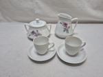 Lote de 2 xícaras de café, leiteira e açucareiro em porcelana. Medindo a leiteira 11cm de altura.