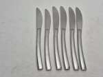 Jogo de 6 facas em aço inox, sendo 2 de sobremesa e 4 de mesa. Medindo o maior 22,5cm de comprimento.