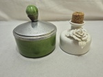 Lote de potiche e perfumeiro em porcelana. Medindo o maior 12,5cm x 6,5cm de altura.