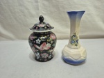 Lote de potiche em porcelana preta floral e vaso floreira em porcelana com flores. Medindo o maior 18,5cm de altura.