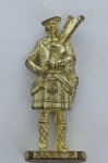 Miniatura Soldado Escocês Scot 3 - Metal Kinder Ovo Anos 90Miniatura original de época "Scot 3" (gaiteiro), em metal dourado. Item de colecionador da série histórica Kinder Ovo de 1993. Aproximadamente 4 cm de altura.