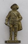 Miniatura Metal Mosqueteiro 2 Musketeer - Kinder Ovo Anos 90 Item de colecionador original da série "Musketeers" (K93 N136) de 1993. Miniatura em metal dourado com cerca de 4 cm. Peça numerada "MUSKETEER 2" na base.