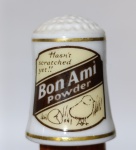 Dedal de Porcelana Bon Ami Franklin Mint 1980 - VintageMiniatura original da coleção Franklin Mint Country Store de 1980. Peça em porcelana fina com detalhes em dourado e publicidade clássica do pó de limpeza Bon Ami. Excelente estado de conservação, sem lascas ou rachaduras. Ideal para colecionadores de dedais e itens publicitários antigos.