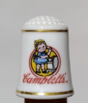 Dedal Porcelana Campbell's Soup Franklin Mint 1980 - VintageItem original da série "The Country Store" da Franklin Mint, datado de 1980. Miniatura em porcelana fina (FP Fine Porcelain) com bordas em dourado e estampa clássica do Campbell Kid. Peça em excelente estado de conservação, sem lascas ou rachaduras. Ideal para colecionadores de dedais e memorabília publicitária