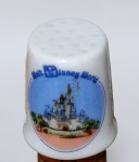 Dedal Vintage Walt Disney World - Castelo da Cinderela - Descrição: Item de colecionador original dos parques Disney (anos 80/90). Dedal apresentando o Cinderella Castle. Peça descontinuada e rara, em excelente estado de conservação. Ideal para coleções de Disneyana e Magic Kingdom.