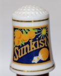 Dedal Porcelana Sunkist Franklin Mint 1980 - Coleção Country Store Miniatura original da Franklin Mint de 1980. Peça em porcelana fina com bordas em ouro 24k e publicidade vintage da Sunkist (Laranjas e Limões). Mede aproximadamente 2,5 cm de altura. Peça catalogada e assinada na parte interna. Excelente estado de conservação, sem lascas ou rachaduras. Ideal para colecionadores de dedais e memorabília publicitária.