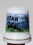 Dedal de Porcelana Utah - Souvenir Colecionável VintageItem de colecionador original com estampa do estado de Utah. Peça em porcelana fina com acabamento em filete dourado. Aproximadamente 2,5 cm de altura. Excelente estado de conservação, sem lascas ou rachaduras. Ideal para coleções de dedais de viagem e lembranças geográficas