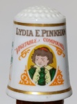 Dedal Porcelana Lydia E. Pinkham Franklin Mint 1980 - VintageDescrição: Item original da série "The Country Store" da Franklin Mint, datado de 1980. Miniatura em porcelana fina com bordas douradas e publicidade clássica do famoso tônico feminino. Peça em excelente estado de conservação, sem lascas ou rachaduras. Ideal para colecionadores de memorabília publicitária e artigos de costura vintage.
