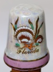 Dedal Vintage Flórida Souvenir - Porcelana Iridescente e ConchasItem de colecionador original da Flórida (anos 80/90). Dedal em porcelana com acabamento perolado e estampa clássica de conchas e estrela-do-mar. Peça com filetes dourados e aproximadamente 2,5 cm de altura. Excelente estado de conservação, ideal para coleções de souvenirs geográficos