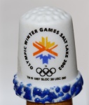 Dedal de Porcelana Jogos Olímpicos Salt Lake 2002 - VintageItem de colecionador oficial das Olimpíadas de Inverno de 2002. Peça em porcelana branca com o logotipo clássico e acabamento decorativo em azul em relevo na base. Excelente estado de conservação, sem lascas ou rachaduras. Ideal para coleções de memorabília olímpica e dedais históricos