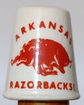 Dedal Porcelana Arkansas Razorbacks - Vintage NCAA HogsItem de colecionador original da década de 1990. Miniatura em porcelana branca com logotipo clássico dos Razorbacks. Aproximadamente 4,7 cm de altura. Excelente estado de conservação, sem lascas. Ideal para coleções de dedais temáticos ou memorabília esportiva da NCAA.