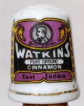 Dedal Porcelana Watkins Cinnamon Franklin Mint 1980 - Coleção Country StoreMiniatura original da Franklin Mint de 1980. Peça em porcelana fina com bordas douradas e publicidade vintage "Watkins Pure Ground Cinnamon - East Indian". Item clássico em excelente estado de conservação, sem lascas ou trincas. Ideal para colecionadores de memorabília publicitária e artigos de costura vintage.