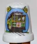 Dedal Porcelana San Francisco Vintage - Bonde de Rua 1989 Item de colecionador original de San Francisco. Miniatura em porcelana branca com ilustração clássica de bonde (trolley car) e detalhes florais. Peça datada de 1989, em excelente estado de conservação. Ideal para coleções de dedais de viagem e souvenirs históricos.