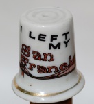 Dedal Porcelana San Francisco Vintage - "I Left My..." Souvenir Item de colecionador original de San Francisco. Miniatura em porcelana branca com a frase clássica "I Left My San Francisco". Peça vintage em excelente estado de conservação, sem lascas ou trincas. Ideal para coleções de souvenirs geográficos e dedais de viagem.