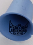Dedal  Heirloom Editions 1983 - Azul Vintage USA Item de colecionador original da Heirloom Editions, datado de 1983. Miniatura em  azul fosca com selo interno da marca (coroa). Fabricado nos EUA. Excelente estado de conservação, peça sólida . Ideal para coleções de dedais históricos