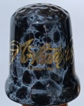 Dedal Porcelana Arkansas - Souvenir Vintage MarmorizadoItem de colecionador original do estado de Arkansas. Miniatura em porcelana fina com acabamento marmorizado em preto e filete dourado na base. Excelente estado de conservação, sem lascas ou trincas. Ideal para coleções de souvenirs geográficos e dedais de viagem