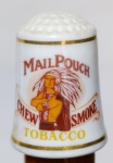 Dedal de Porcelana Vintage Mail Pouch Tobacco - Franklin Mint 1980 Apresenta a icônica ilustração de um nativo americano com cocar de penas e detalhes em tons de marrom, amarelo e vermelho