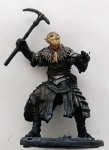 Miniatura Soldado Orc em Dagorlad - Coleção Senhor dos Anéis (Eaglemoss) Figura dinâmica capturando o Orc com sua arma característica (picareta) erguida, sobre uma base temática que simula o terreno de batalha