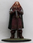 Miniatura Gimli em Lothlórien - Coleção Senhor dos Anéis (Eaglemoss) Ed. 21Figura detalhada capturando o guerreiro anão com seu icônico machado e capa verde, sobre uma base circular temática.