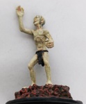 Miniatura Gollum na Montanha da Perdição - Senhor dos Anéis (Eaglemoss) Ed. 23Figura detalhada apresentando Gollum com o Um Anel, sobre uma base temática que simula a lava e as rochas da Montanha da Perdição.